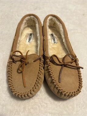 Minnetonka Tan Suede Moccasin Slippers with Cream Lining